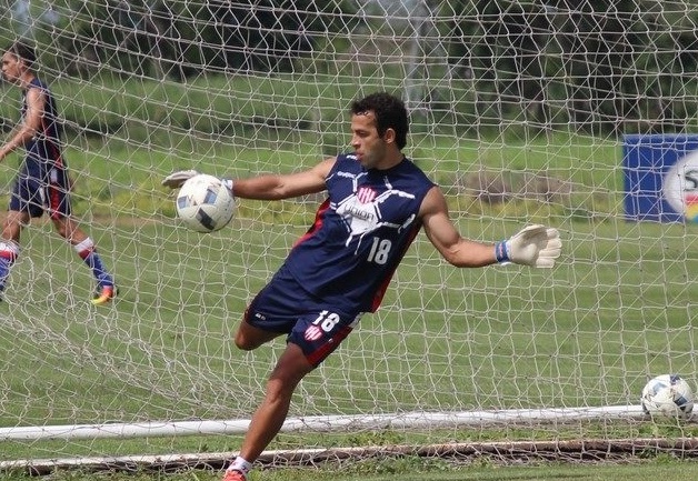 Gamba ocupa el arco en un entrenamiento. (Foto: Prensa Unión)