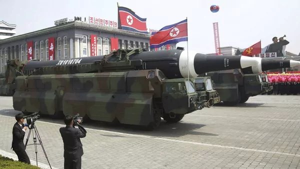 Un poderoso misil balístico es exhibido durante el desfile militar. (AP)