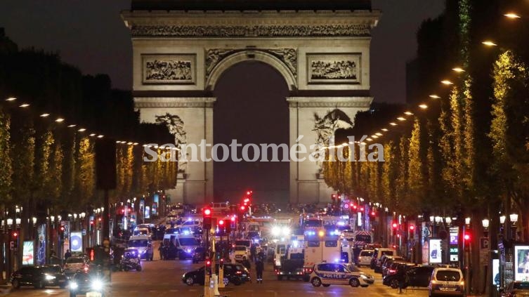 La policía cierra Champs Elysees en Paris, tras un tiroteo.
