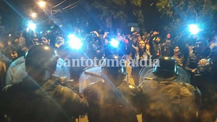 Incidentes en Río Gallegos, a metros de Cristina y Alicia Kirchner.  (Clarín)