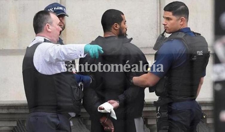 Un hombre detenido frente al Parlamento del Reino Unido.