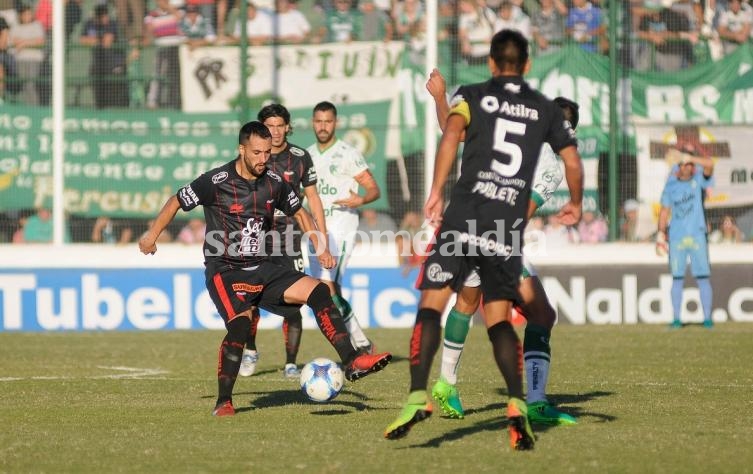 Colón goleó a Sarmiento en Junín