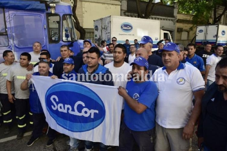 Los trabajadores de Sancor reclaman por la situación de la empresa. (Foto: La Capital)