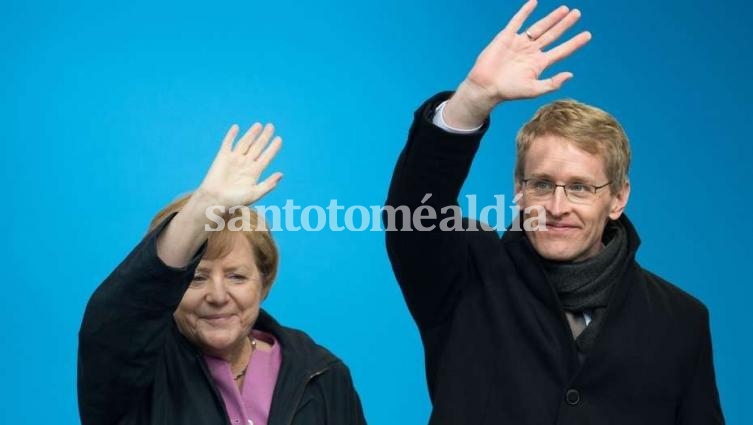 La canciller Merkel junto a un candidato de su partido en los comicios regionales de hoy en Alemania (DPA).