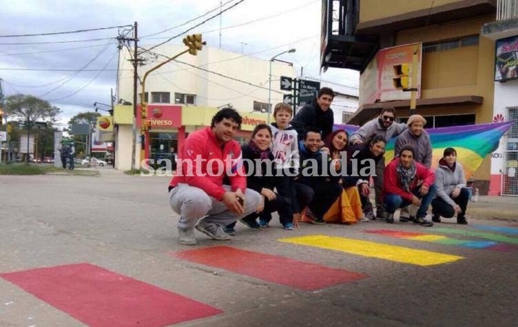 Sendas peatonales pintadas con los colores de la diversidad sexual. (Foto: Facebook/Rodrigo Alvizo)