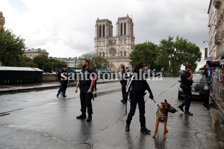 Fuerte operativo policial en la zona de la catedral parisina.
