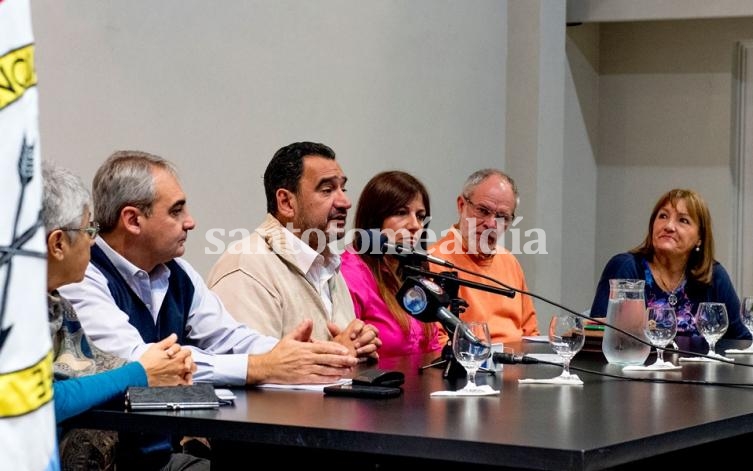 Leoni encabezó la conferencia de prensa junto a representantes de gremios y organizaciones contra la violencia.
