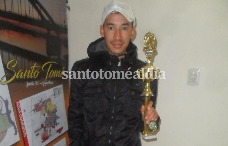 José Frutos luce su trofeo de ganador.