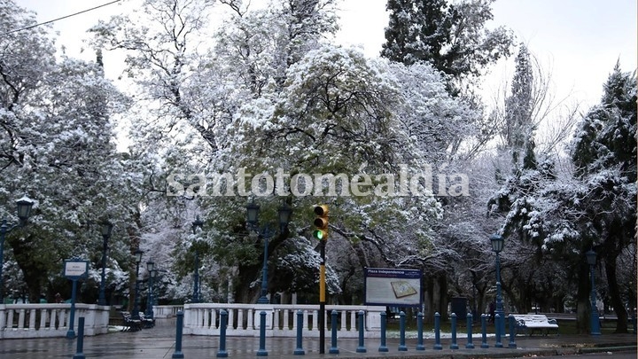 La ciudad de Mendoza amaneció con nieve: una postal que no ocurría desde 2013. (Foto: Clarín)