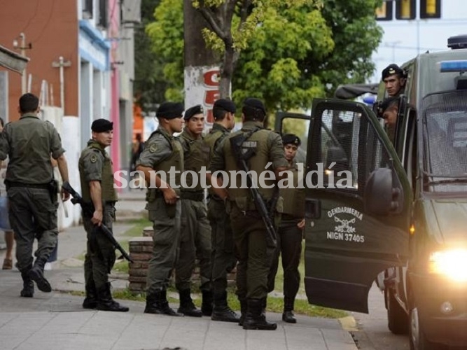 Fuerzas nacionales intervinieron en el operativo en Barrio Centenario.