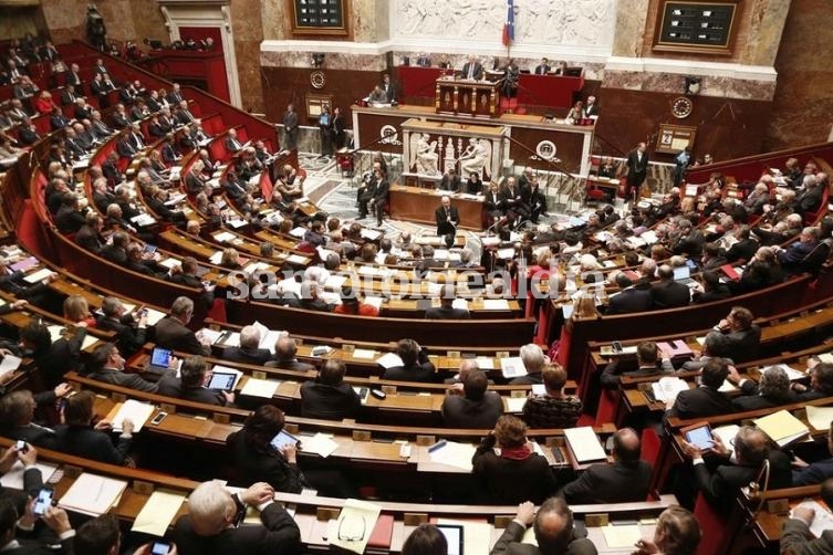 El Parlamento de Francia prohibió a los diputados contratar a familiares.