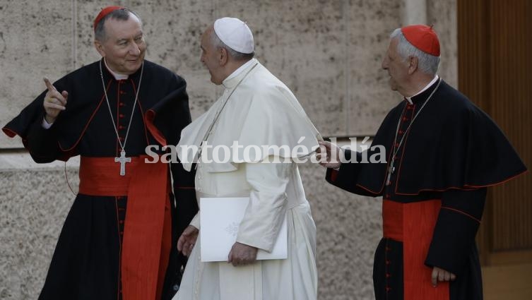 El Papa Francisco conversa con su secretario de Estado, Pietro Parolín (izq.)
