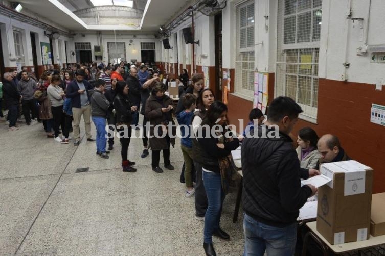 53% del padrón votó hasta dos horas antes del cierre de los comicios. (Foto: Clarín)