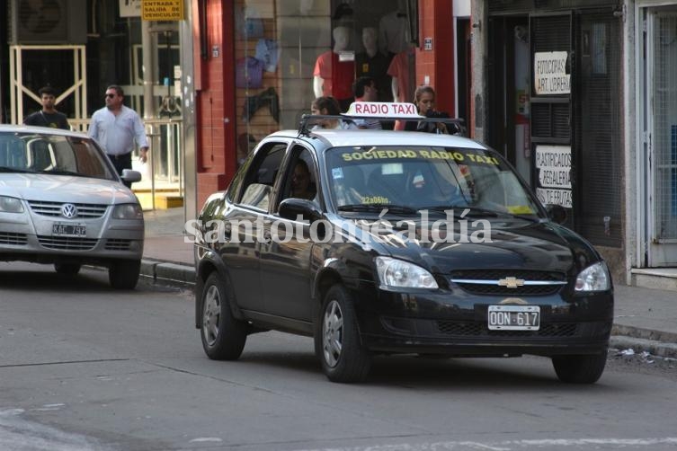 La tarifa inicial de taxis subió a 39 pesos durante el día y 43 por la noche. (Foto de archivo)