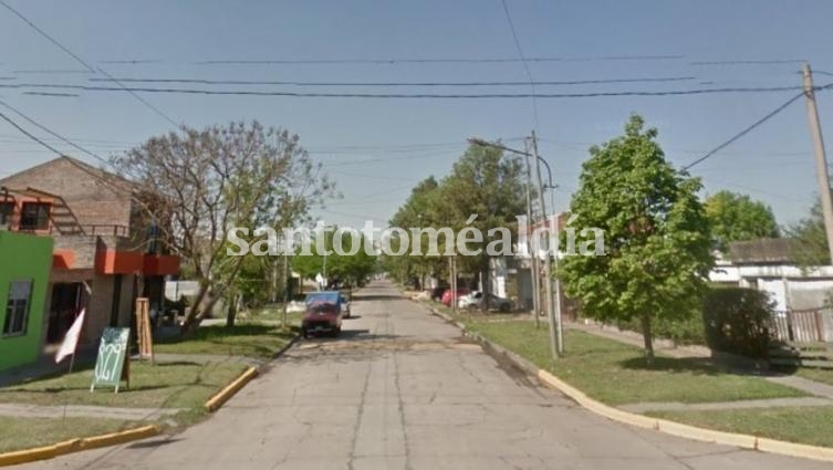 La calle Uriburu, en San Lorenzo, donde un hombre atropelló a su ex pareja y la arrastró 300 metros con el auto.