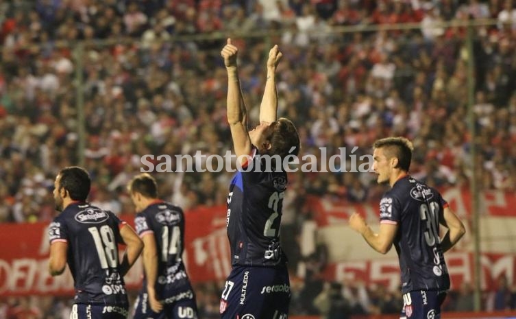 Soldano celebra el gol que le dio la victoria a Unión. (Foto: LT10)