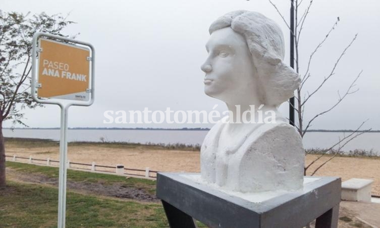 El busto fue restituido a su ubicación en la costanera oeste. (Foto: Municipalidad de Santa Fe)