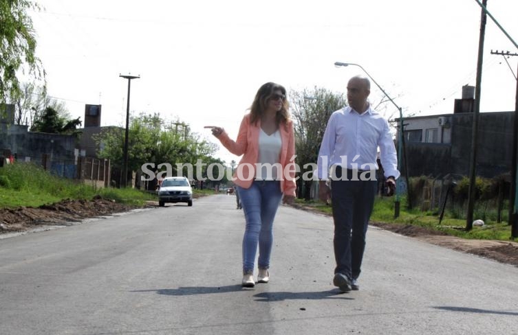 Gabriela Solano recorre una de las calles en las que se incorporó pavimento flexible.