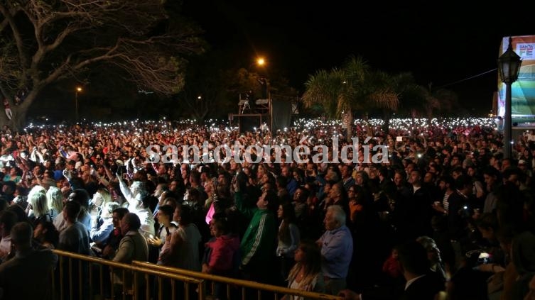 Una multitud presenció el show en la costanera de Santa Fe. (Foto: Secretaría de Comunicación Social)
