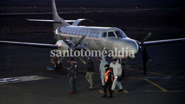 Una aeronave dispuesta por el Ministerio de Salud lleva a Aeroparque el cuerpo encontrado en el río Chubut. (Foto: Clarín)