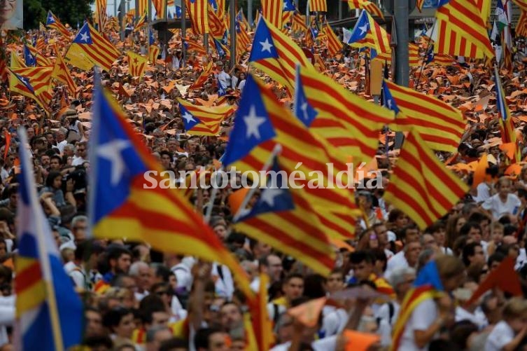 Una multitud exige declarar la independencia de Cataluña.