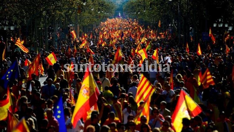 Miles de personas salieron a las calles de Barcelona en favor de la unidad.