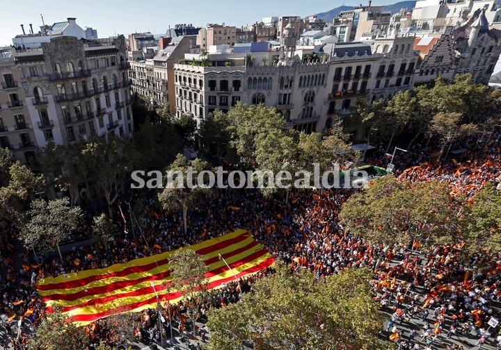 Miles de personas salieron a las calles de Barcelona en favor de la unidad.