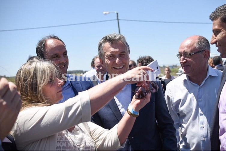 Corral, Macri y Cantard junto a vecinos en el acto realizado en Pérez. (Foto: Prensa Cambiemos)