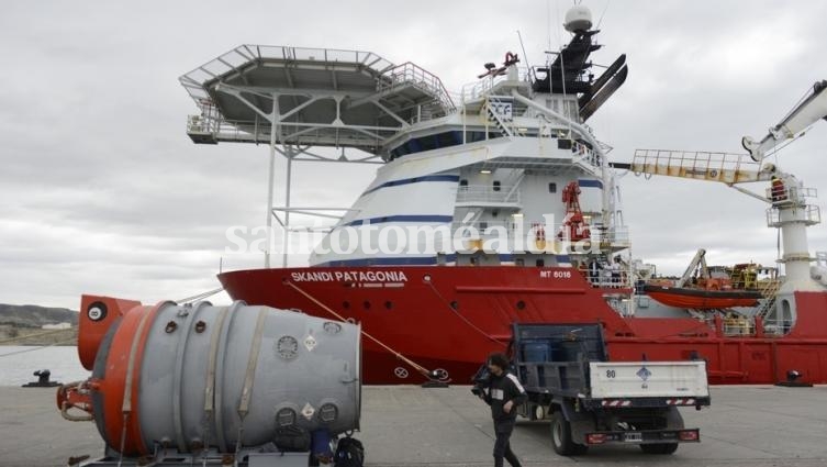 Operativo del equipo de rescate la armada EE.UU. El equipamiento que llegó en aviones a base Cro. Rivadavia es cargado buque Skandi Patagonia puerto misma ciudad. (Foto: Clarín)