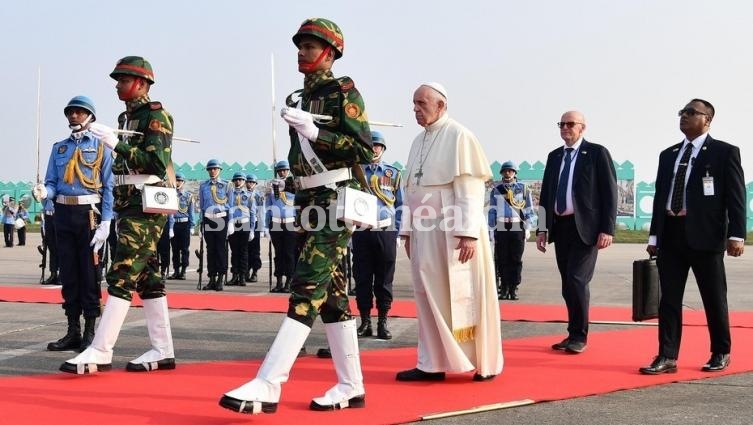 El Papa Francisco ya está en Bangladesh.