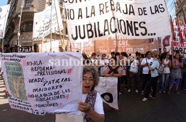Organizaciones sindicales, el jueves, en protesta contra la reforma previsional. (Foto: Clarín) 