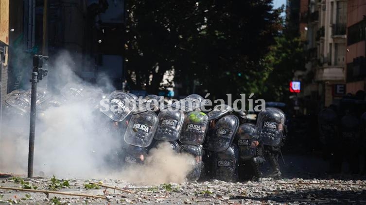 Jornada violenta en la plaza del Congreso. Foto: La Nación.