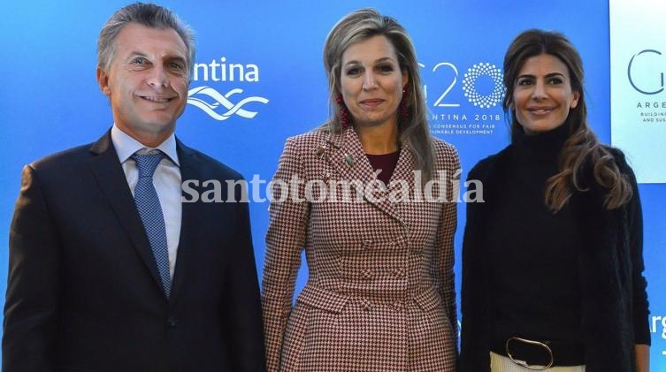 El Presidente junto a la Reina Máxima y Juliana Awada.