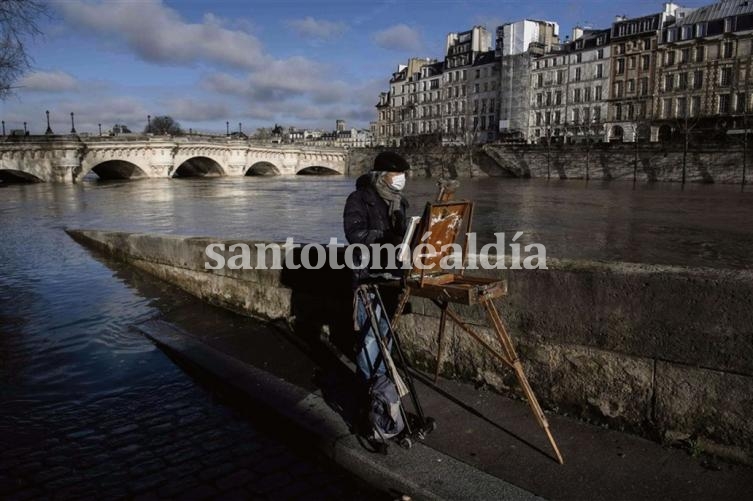 Un pintor retrató ayer el desborde del Sena, en uno de sus máximos niveles históricos. (foto: AFP )
