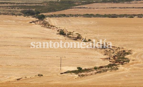 Vista general de un río afectado por la sequía en Overberg, Sudáfrica. (EFE)