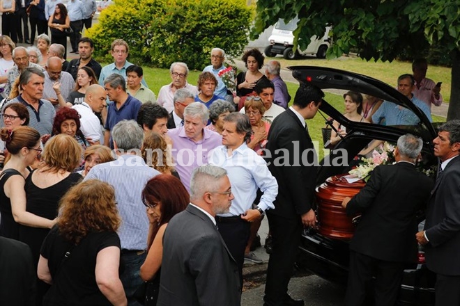 El cortejo concluye en el cementerio de Chacarita. (Foto: La Nación)