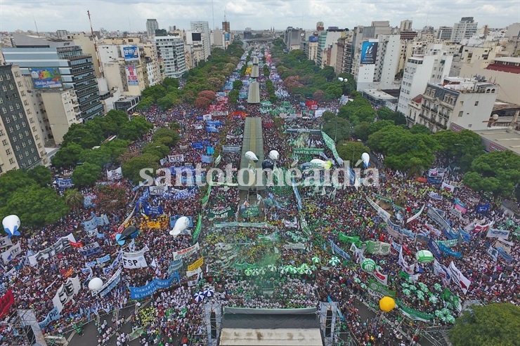 Una multitud acompañó la marcha de la CGT. (Foto: La Nación)