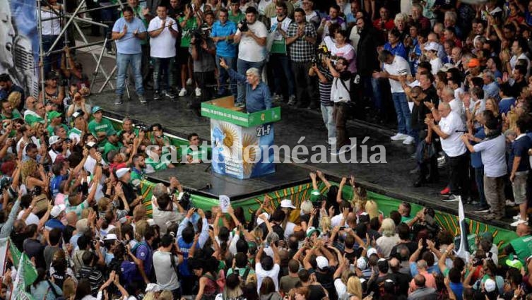 Moyano llegó al epicentro de la movilización pasadas las 14.40. (Foto: Clarín)