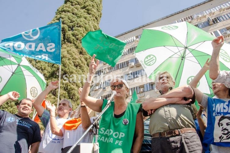 Patricia Mounier, titular de Sadop, se dirige a los manifestantes frente al Ministerio de Educación.