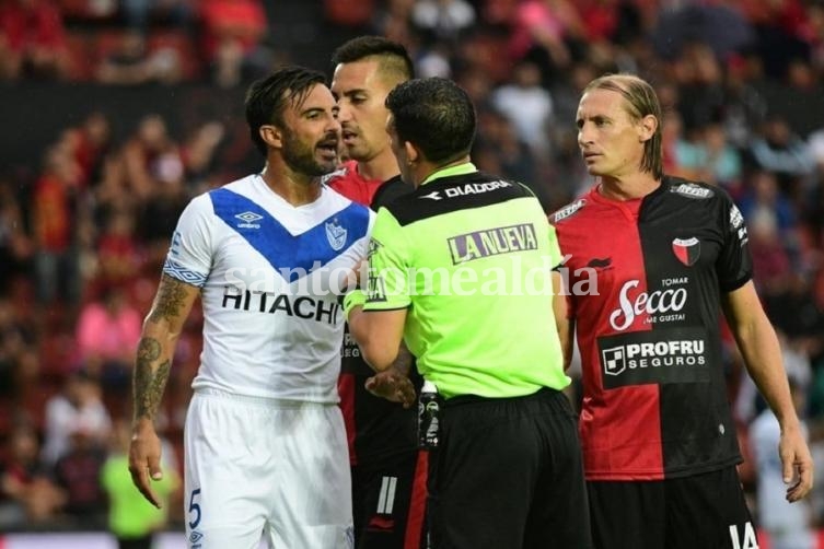 El partido entre Colón y Vélez fue suspendido a los 22 minutos del primer tiempo.