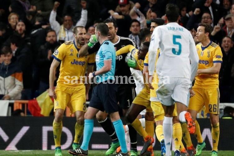 Jugadores de Juventus, incluído el arquero que fue expulsado, reclaman al árbitro por el penal sancionado.