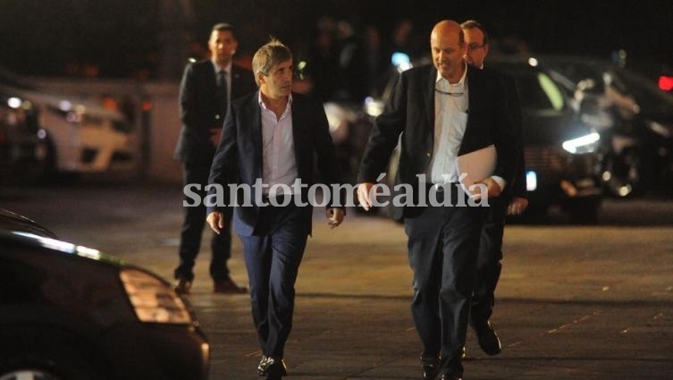El ministro Luis Caputo y el jefe del Central, Federico Sturzenegger, salen de la Rosada. Eran las horas previas al anuncio de la vuelta al FMI.