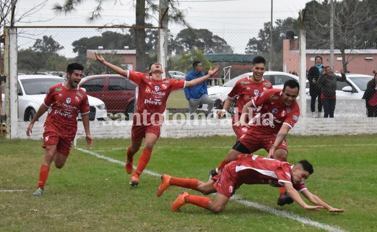 Los jugadores del Rojo festejan el gol que definió el partido. (Foto: Gentileza Mauro González - Prensa LSF)