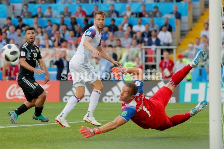 Hannes Halldórsson va abajo y evita un gol argentino.