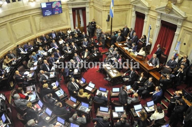 Los Senadores y el resultado de la votación por la negativa a la ley de interrupcion del embarazo (Foto: Maxi Failla / Clarín)