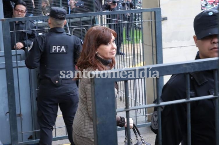 Cristina Kirchner se presentó en Comodoro Py y entregó un escrito.