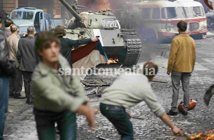 Una de las imágenes de 1968, en la que los manifestantes se enfrentan a los tanques soviéticos en calles de Praga.