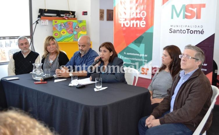 La intendente Qüesta, junto al diputado Palo Oliver y funcionarios municipales, encabezó una conferencia de prensa tras el hackeo al sitio web del gobierno de la ciudad.