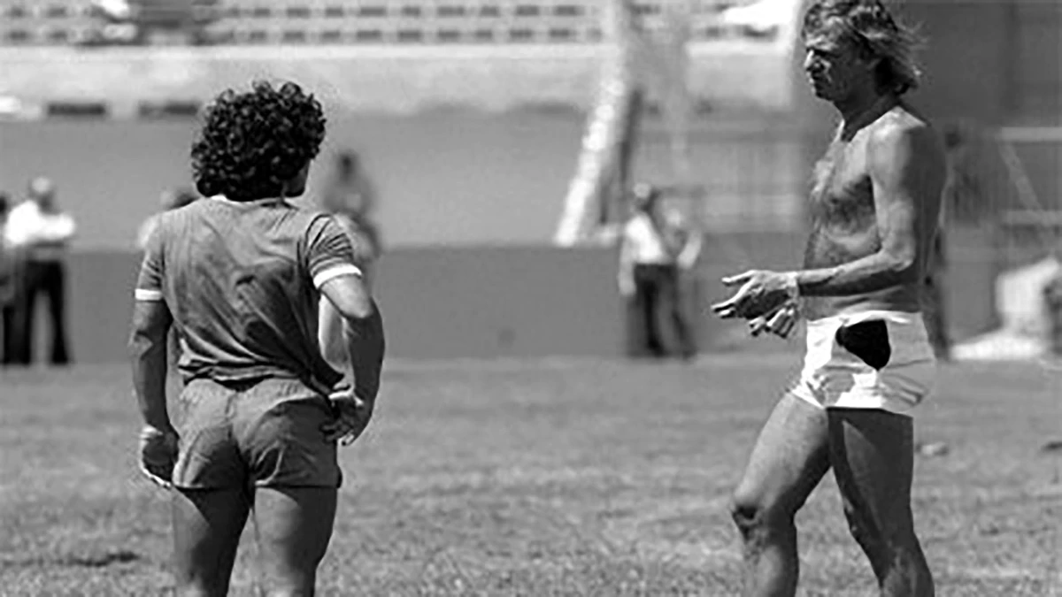 Menotti junto a Maradona, en tiempos de blanco y negro.