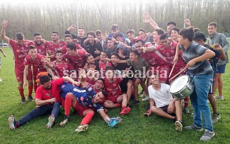 Independiente festejó el triunfo sobre Las Flores que le aseguró el primer lugar en la zona Campeonato.